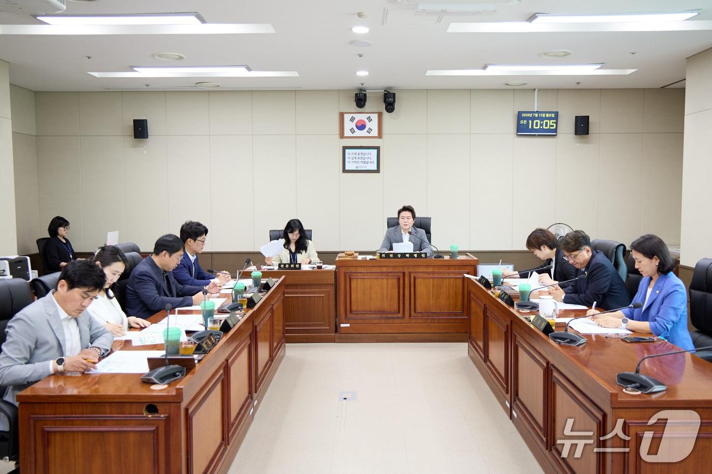 본문 이미지 - 13일 열린 용인시의회 의회운영위원회 회의 모습.(시의회 제공)