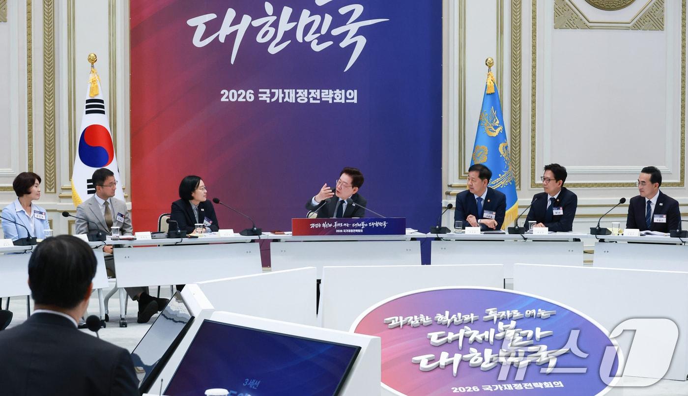 본문 이미지 - 이재명 대통령이 13일 청와대 영빈관에서 열린 2026년 국가재정전략회의에서 발언하고 있다. 2026.7.13 ⓒ 뉴스1 허경 기자