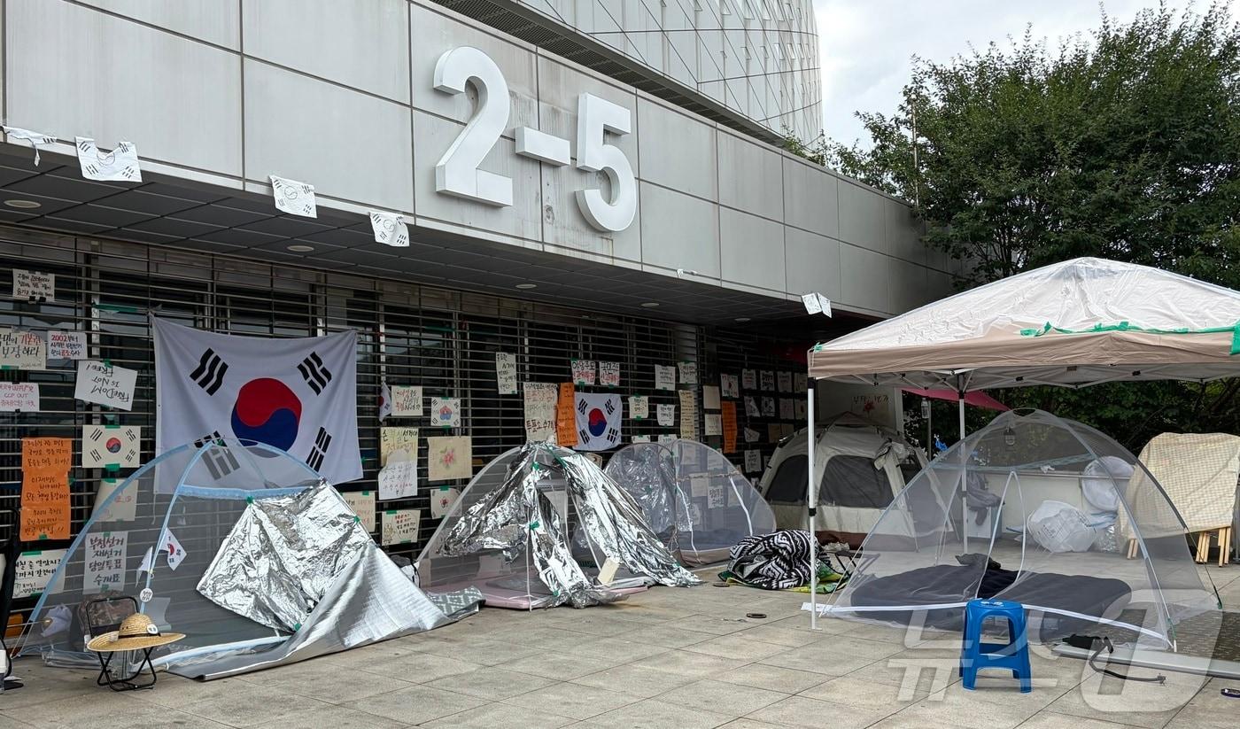 본문 이미지 - 서울 송파구 잠실 올림픽공원 핸드볼경기장 개표소 시위 현장에 빈 모기장과 텐트가 놓여 있다.2026.07.13.ⓒ 뉴스1 신은빈 기자