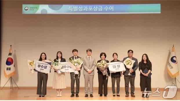 본문 이미지 - 질병관리청의 특별성과포상금 수상자 단체사진.(질병관리청 제공)