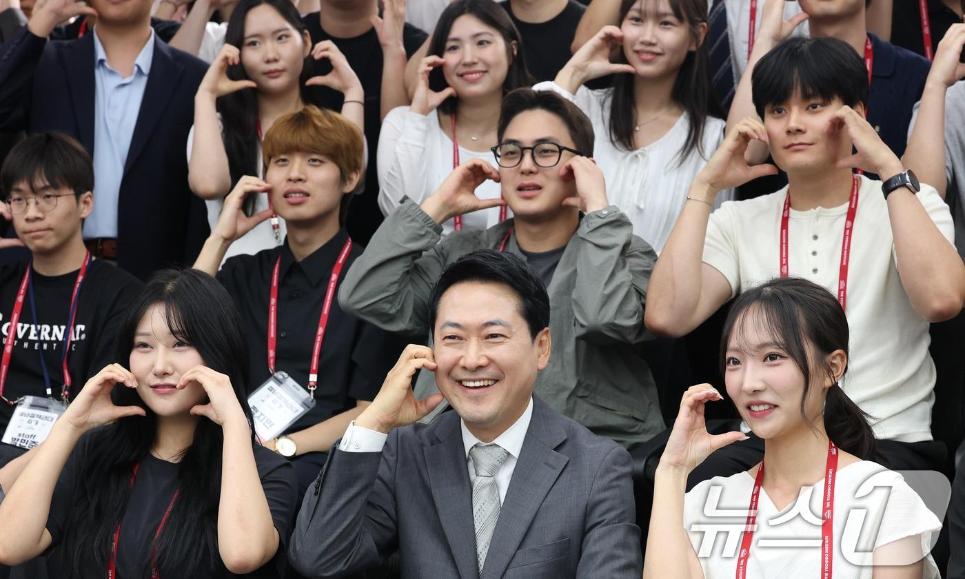 본문 이미지 - 장동혁 국민의힘 대표가 13일 오후 서울 영등포구 중앙당사에서 열린 여의도연구원 청년정책리더 6기 수료식 및 정책제안서 전달식에서 청년 당원들과 기념촬영을 하고 있다. 2026.7.13 ⓒ 뉴스1 오대일 기자