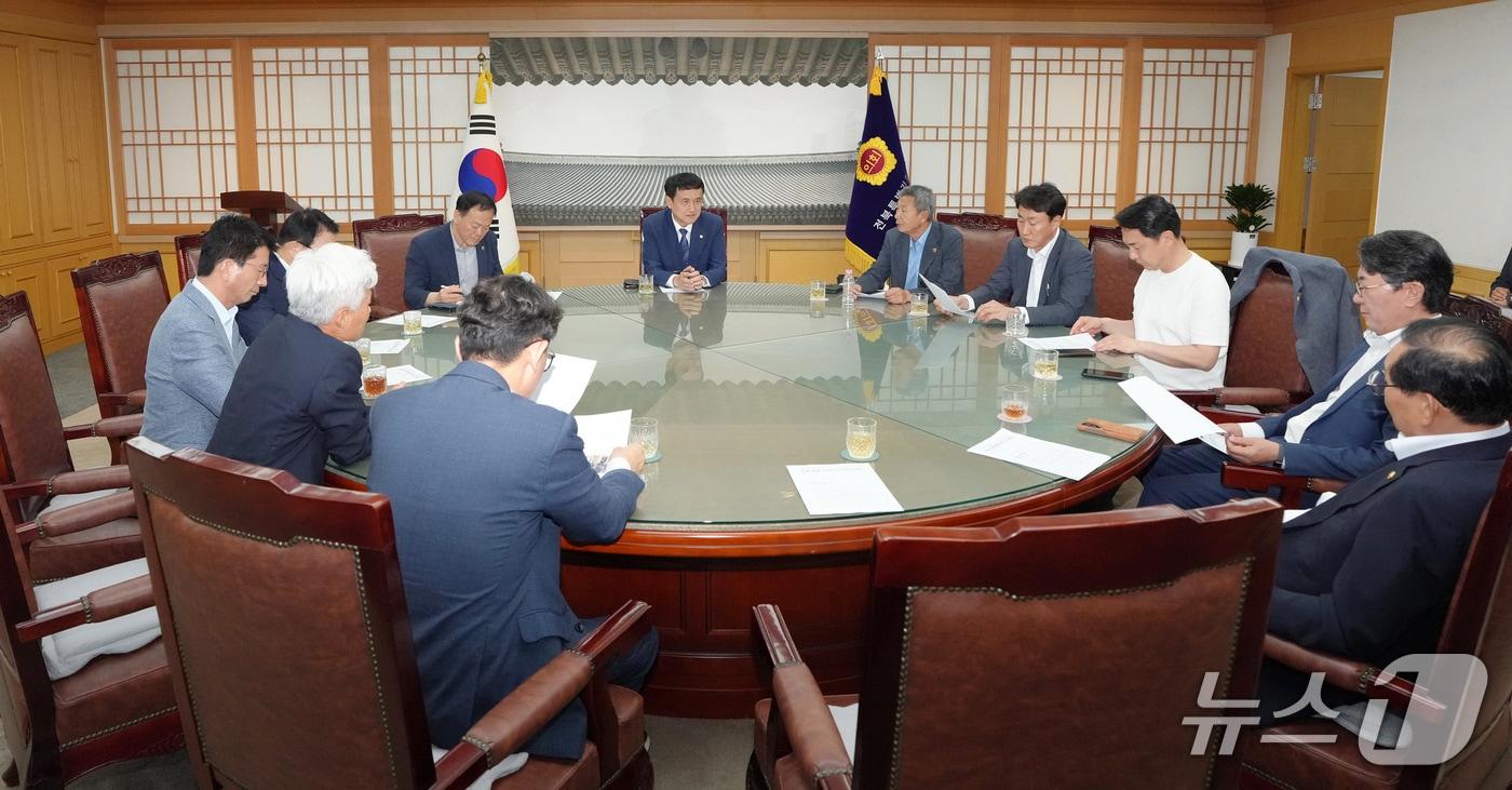 본문 이미지 - 전북도의회 의정대표협의회가 정부의 메가 프로젝트 전북 배제에 따른 대응 방안을 논의하고 있다.(의회제공. 재판매 및 DB금지)2026.7.13/뉴스1