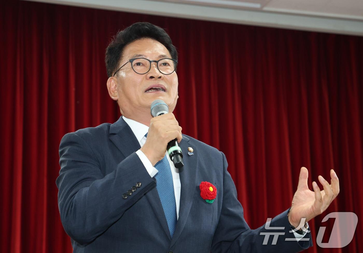 본문 이미지 - 송영길 더불어민주당 당대표 후보가 13일 경기 성남시 분당구 새마을운동중앙연수원에서 열린 더불어민주당 전국시·도당 노인 위원회협의회 워크숍에서 인사말을 하고 있다. 2026.7.13 ⓒ 뉴스1 김영운 기자