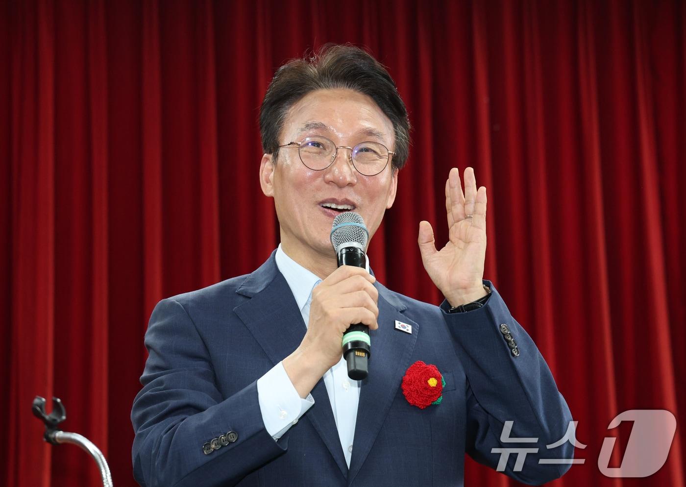 본문 이미지 - 김민석 더불어민주당 당대표 후보가 13일 경기 성남시 분당구 새마을운동중앙연수원에서 열린 더불어민주당 전국시·도당 노인 위원회협의회 워크숍에서 인사말을 하고 있다. 2026.7.13 ⓒ 뉴스1 김영운 기자