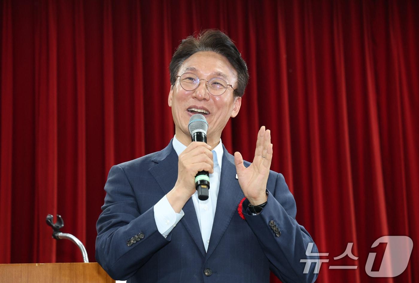 본문 이미지 - 김민석 더불어민주당 당대표 후보가 13일 경기 성남시 분당구 새마을운동중앙연수원에서 열린 더불어민주당 전국시·도당 노인 위원회협의회 워크숍에서 인사말을 하고 있다. 2026.7.13 ⓒ 뉴스1 김영운 기자