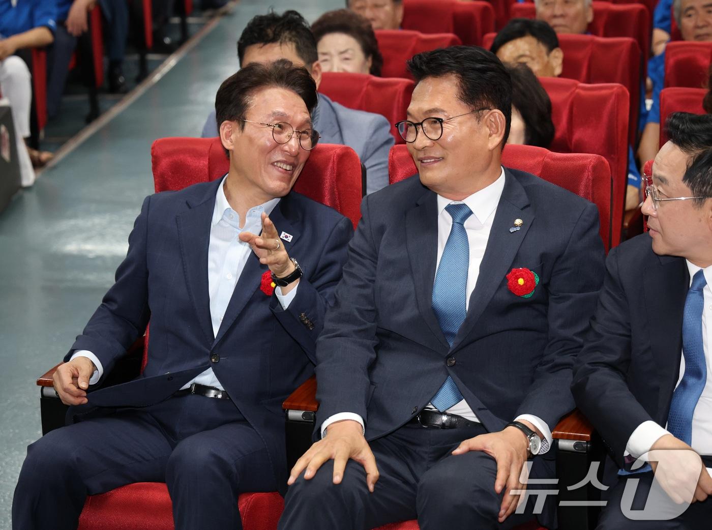 본문 이미지 - 김민석(왼쪽)·송영길 더불어민주당 당대표 후보가 13일 경기 성남시 분당구 새마을운동중앙연수원에서 열린 더불어민주당 전국시·도당 노인 위원회협의회 워크숍에 참석해 이야기를 나누고 있다. 2026.7.13 ⓒ 뉴스1 김영운 기자