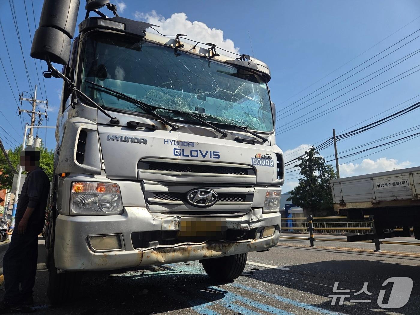 본문 이미지 - 13일 오후 2시 47분께 울산 북구 염포로 신전마을 버스정류장 앞 도로에서 화물차가 정차 중인 시내버스를 추돌하는 사고가 났다.(울산 소방 제공. 재판매 및 DB금지)/뉴스1