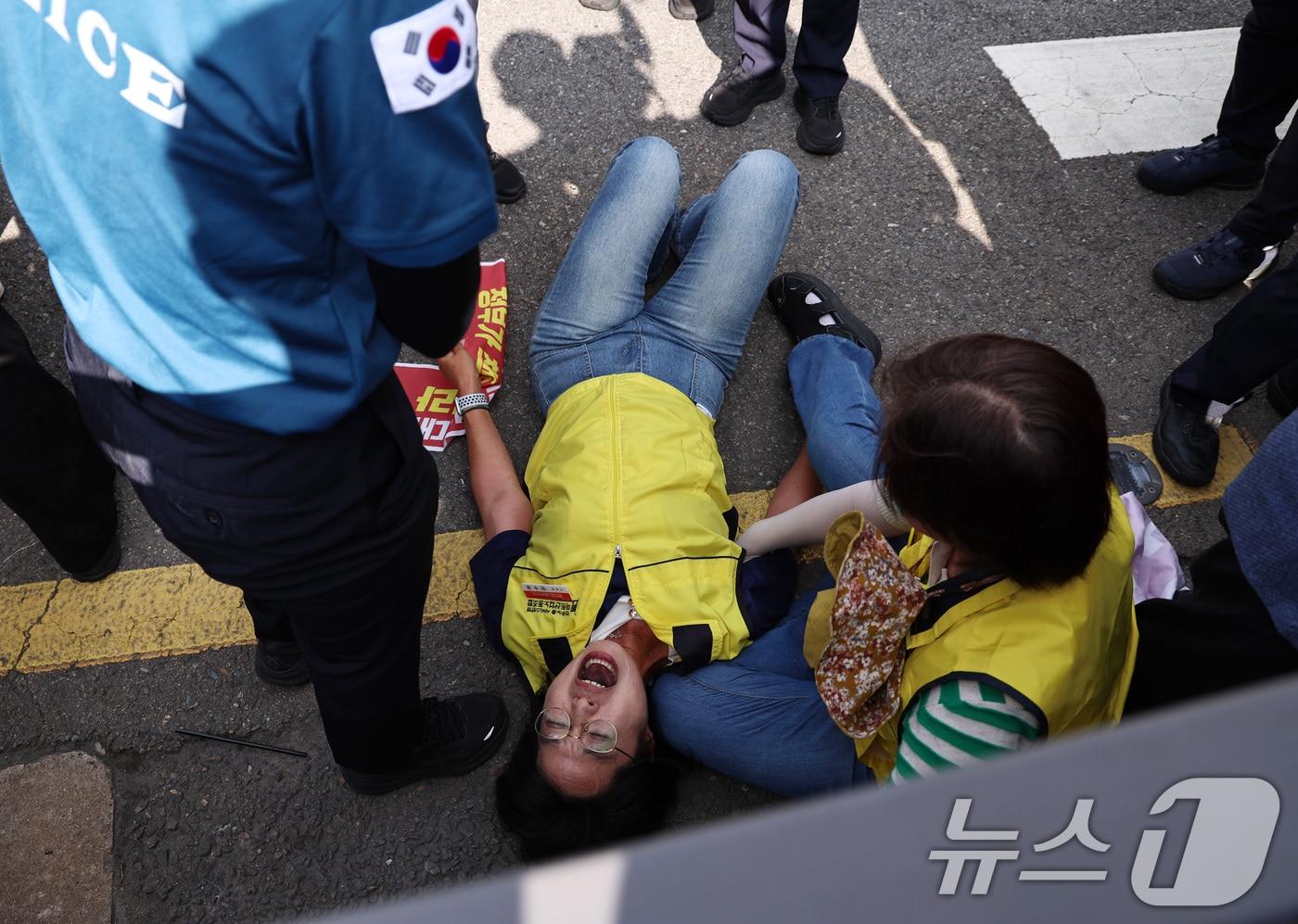 본문 이미지 - 안수용 마트산업노조 홈플러스지부장이 13일 오후 서울 종로구 청와대 인근에서 정부의 홈플러스 사태 해결을 촉구하고 있다. 2026.7.13 ⓒ 뉴스1 구윤성 기자