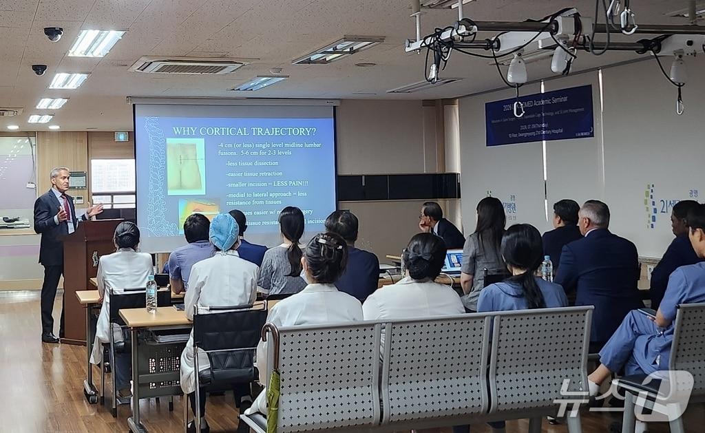 본문 이미지 - 엘앤케이바이오메드가 지난 8~10일 개최한 척추 치료 기술 공유 학술 세마나 현장 (엘앤케이바이오메드 제공)