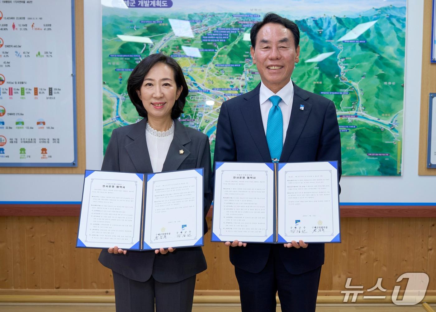 본문 이미지 -  13일 장길선 구례군수와 문승옥 구례군의회 의장이 '인사운영 업무협약'을 체결했다(구례군 제공)