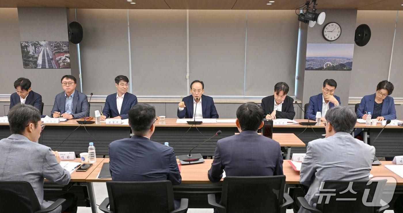 본문 이미지 - 추경호 대구시장이 13일 대구시 산격청사에서 간부회의를 주재하고 있다. (대구시 제공. 재판매 및 DB 금지) 2026.7.13/뉴스1