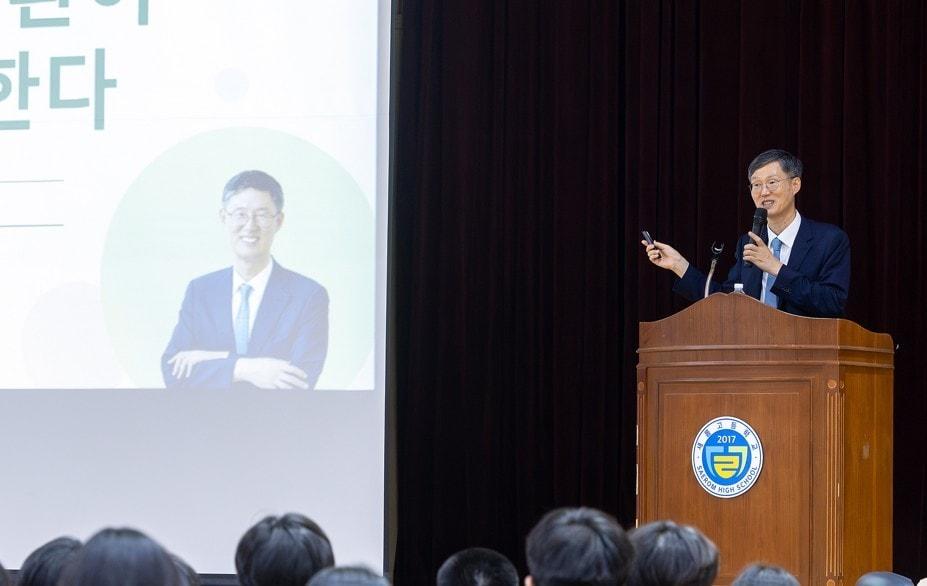 본문 이미지 - 문형배 전 헌법재판소장 권한대행 세종 새롬고 특강.(세종교육청 제공. 재판매 및 DB 금지)