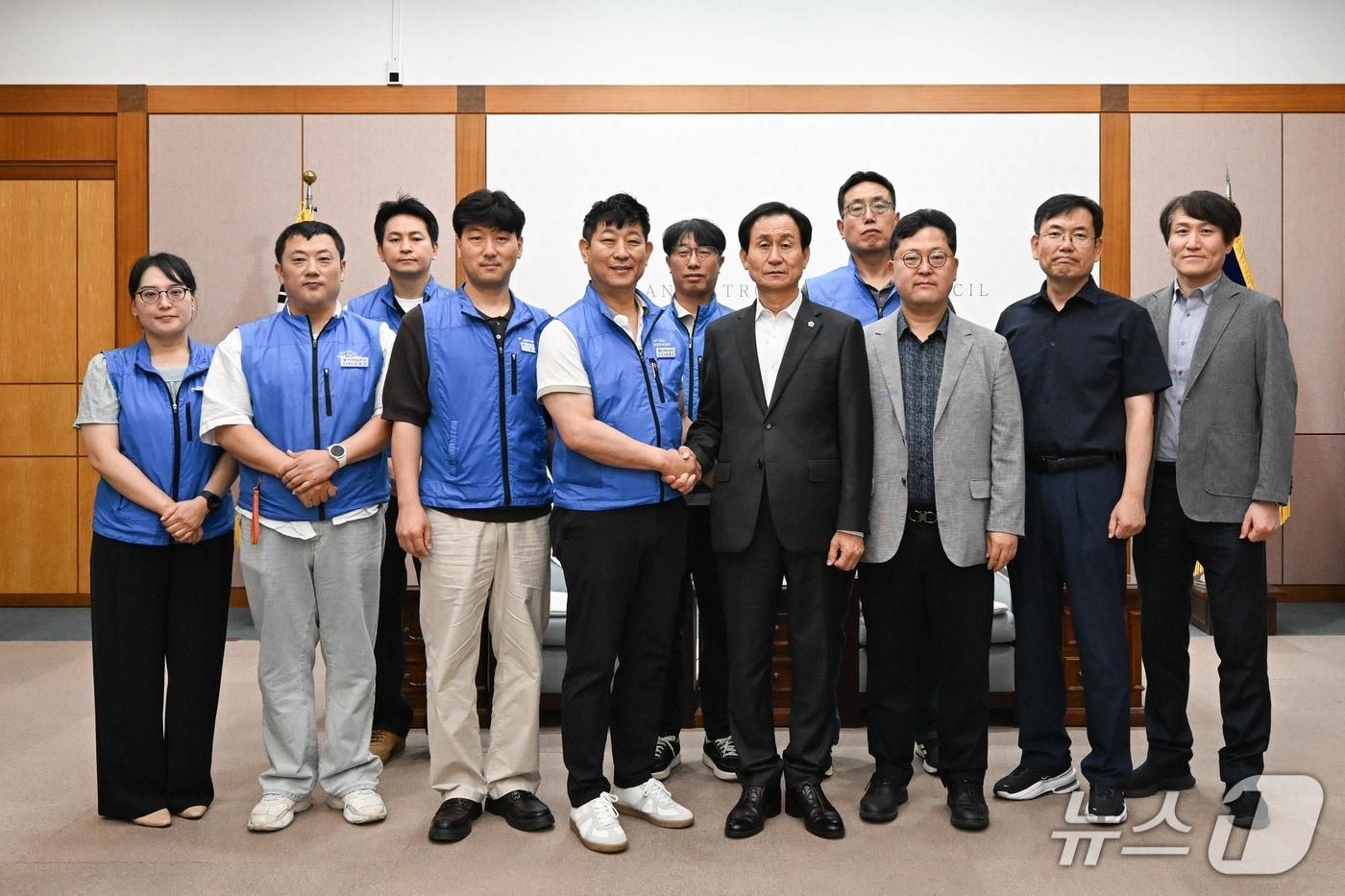 본문 이미지 - 강무길 부산시의회 의장과 부산공무원노동조합 간부들이 면담을 진행한 후 기념촬영을 하고 있다.(부산시의회 제공. 재판매 및 DB 금지)