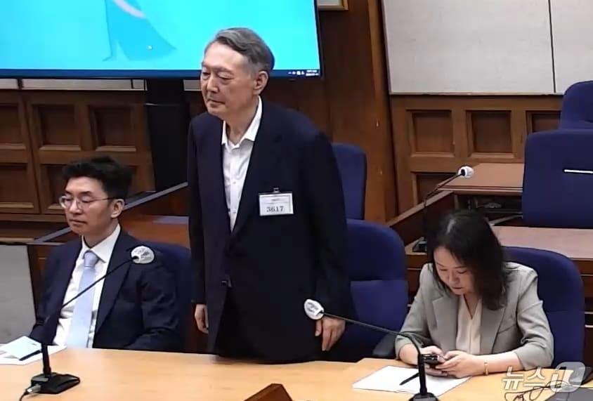 본문 이미지 - 정치 브로커 명태균 씨로부터 무상으로 여론조사를 받은 혐의로 기소된 윤석열 전 대통령이 13일 서울 서초구 서울중앙지방법원에서 열린 1심 선고공판에서 선고 내용을 듣고 있다. (서울중앙지방법원 제공. 재판매 및 DB금지) 2026.7.13 ⓒ 뉴스1