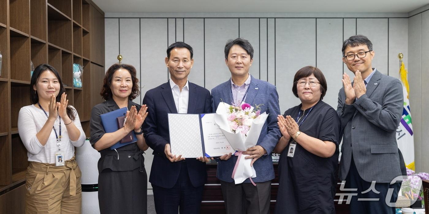 본문 이미지 - 최정호 전북 익산시장이 13일 역학조사관으로 임명된 황승황 주무관(가운데)에게 임명장을 수여하고 있다.(익산시 제공. 재판매 및 DB 금지)