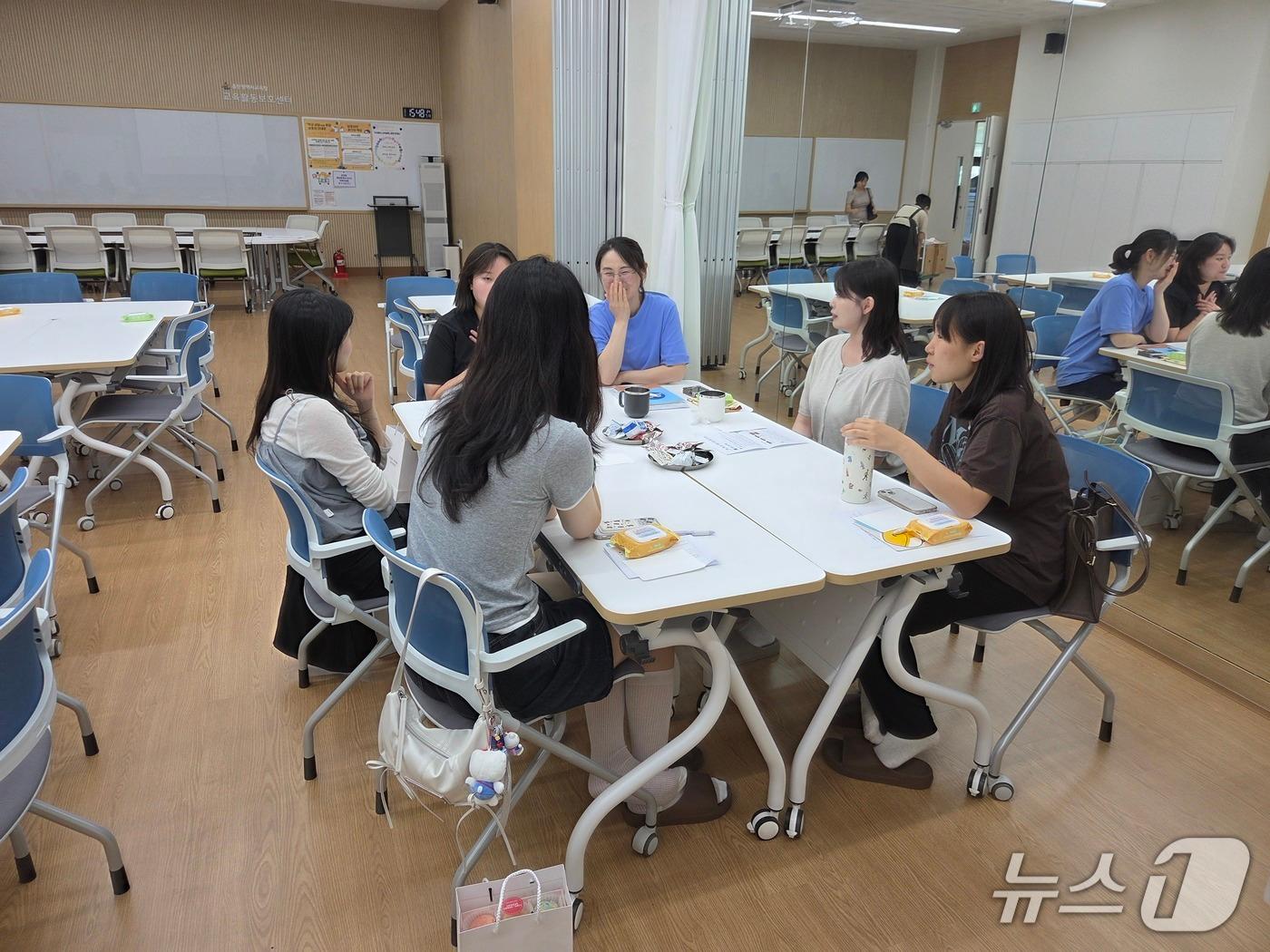 본문 이미지 - 울산 지역 임용 5년차 이하 저연차 교사들이 13일 교육활동보호센터에서 고경력 선배 교사와 소통하고 있다.(울산시교육청 제공. 재판매 및 DB금지)/뉴스1