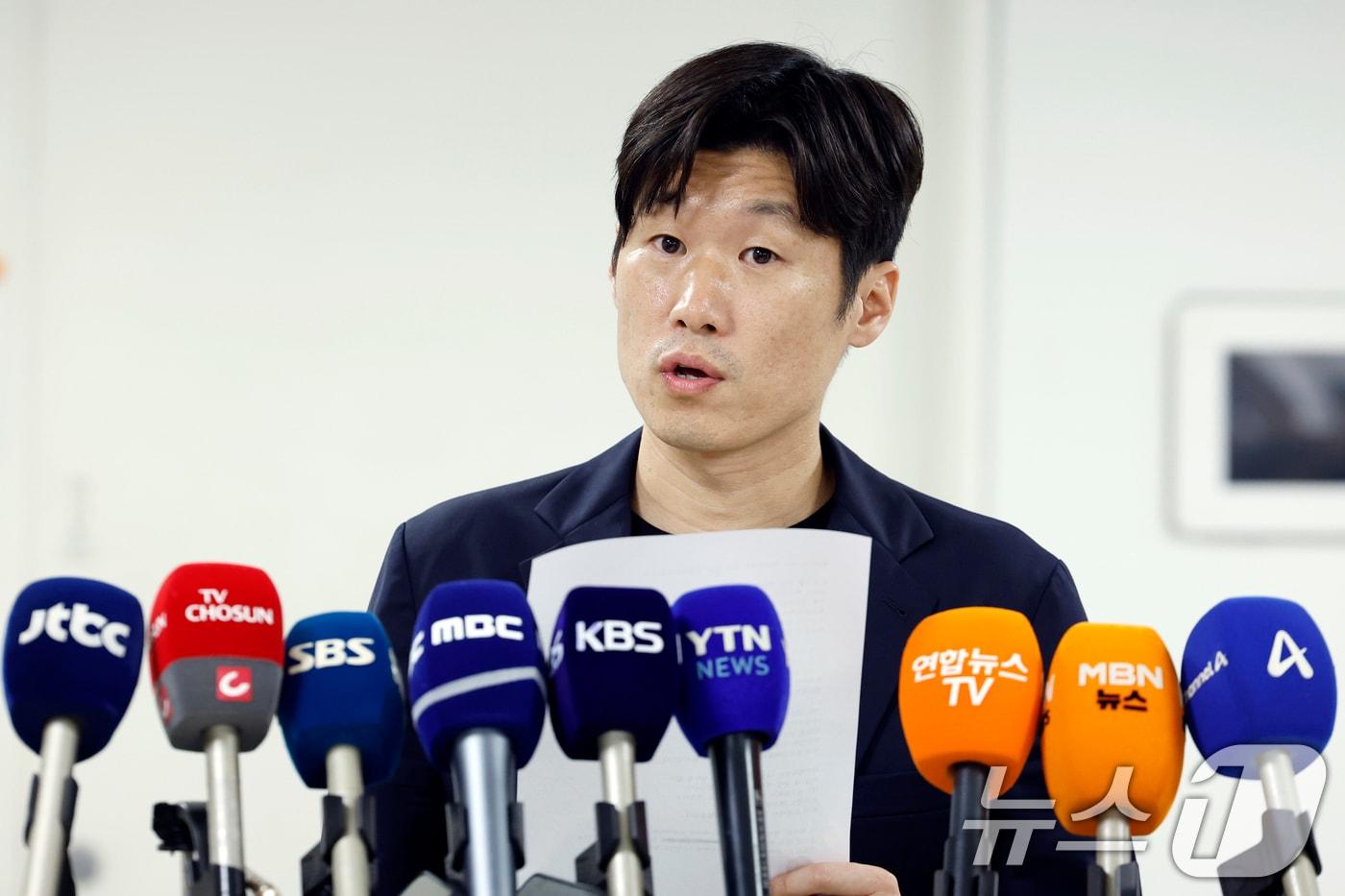 본문 이미지 - 박지성 K-축구혁신위원회 공동위원장이 13일 오후 서울시 종로구 국립현대미술관 사무동에서 열린 K-축구 혁신위원회 2차 회의를 마친 뒤 브리핑을 하고 있다. 2026.7.13 ⓒ 뉴스1 박정호 기자