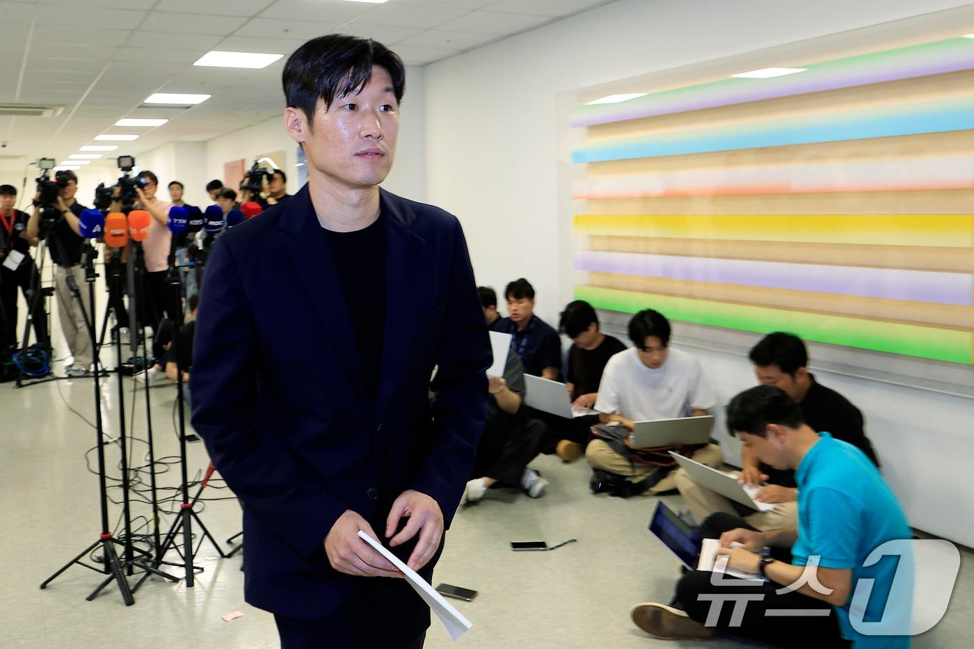 본문 이미지 - 박지성 K-축구혁신위원회 공동위원장이 13일 오후 서울시 종로구 국립현대미술관 사무동에서 열린 K-축구 혁신위원회 2차 회의 브리핑을 마친 뒤 다시 회의장으로 향하고 있다. 2026.7.13 ⓒ 뉴스1 박정호 기자