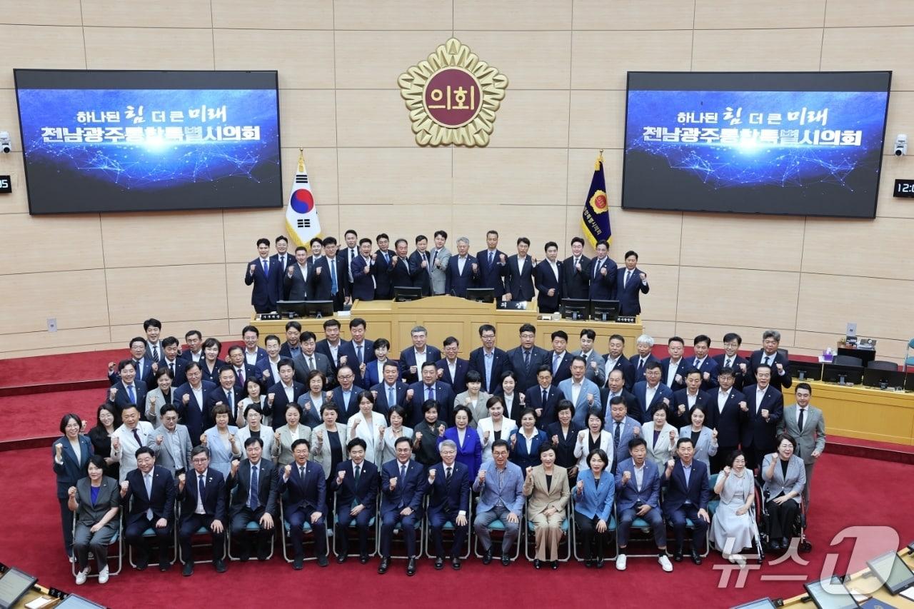 본문 이미지 - 전남광주통합특별시의회 개원식 참석자들이 기념사진을 찍고 있다.(전남도의회 제공, 재판매 및 DB금지)/뉴스1 