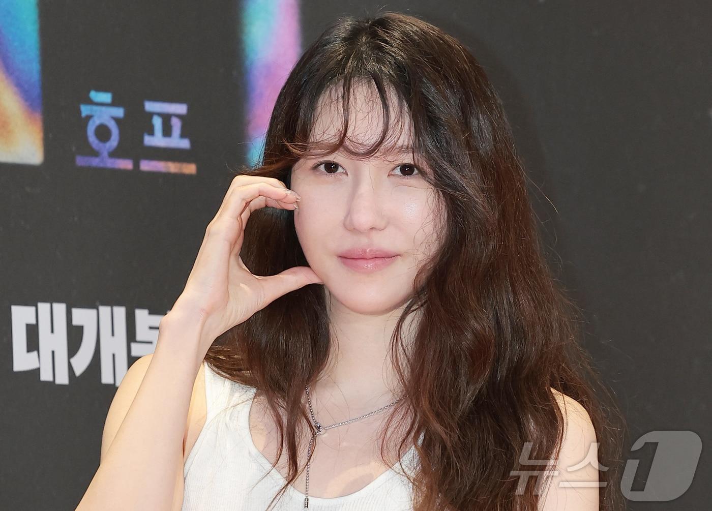 본문 이미지 - 배우 이지아가 47세 나이가 믿기지 않는 동안 미모로 눈길을 끌었다. ⓒ 뉴스1 권현진 기자