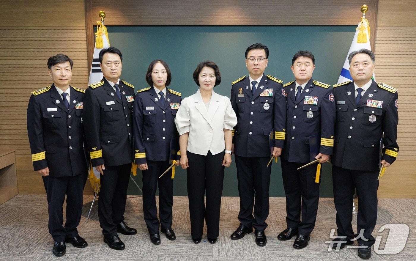 본문 이미지 - 13일 소방준감 및 소방정 승진자들이 경기도청 집무실에서 임명장을 수여받는 모습. (사진=경기도)