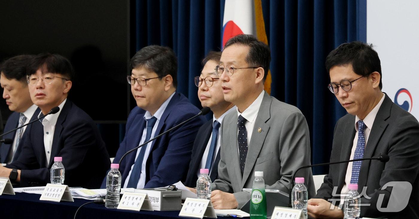 본문 이미지 - 이형일 재정경제부 1차관이 지난 10일 세종시 정부세종청사에서 2026년 하반기 경제성장전략을 발표하고 있다. 2026.7.14 ⓒ 뉴스1 김기남 기자