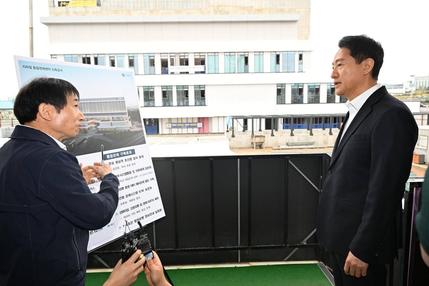 본문 이미지 - 오세훈 서울시장이 차세대 열차제어 시스템 도입에 대한 설명을 듣고 있다.