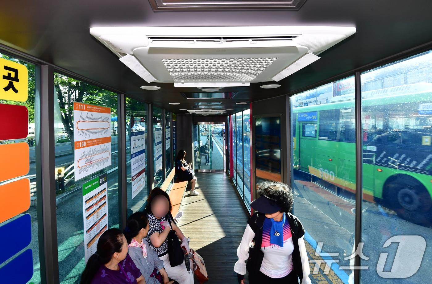 본문 이미지 - 경북 포항시 전역에 폭염경보가 발령된 14일 오전 시외버스정류장 앞 '미세먼지 안심 스마트 승강장'에서 시민들이 더위를 피하고 있다. 이곳에는 냉난방시스템이 갖춰져 하절기 오전 5시30분부터 자정까지 실내온도가 24도로 유지돼 폭염 쉼터로 이용된다. ⓒ 뉴스1 최창호 기자