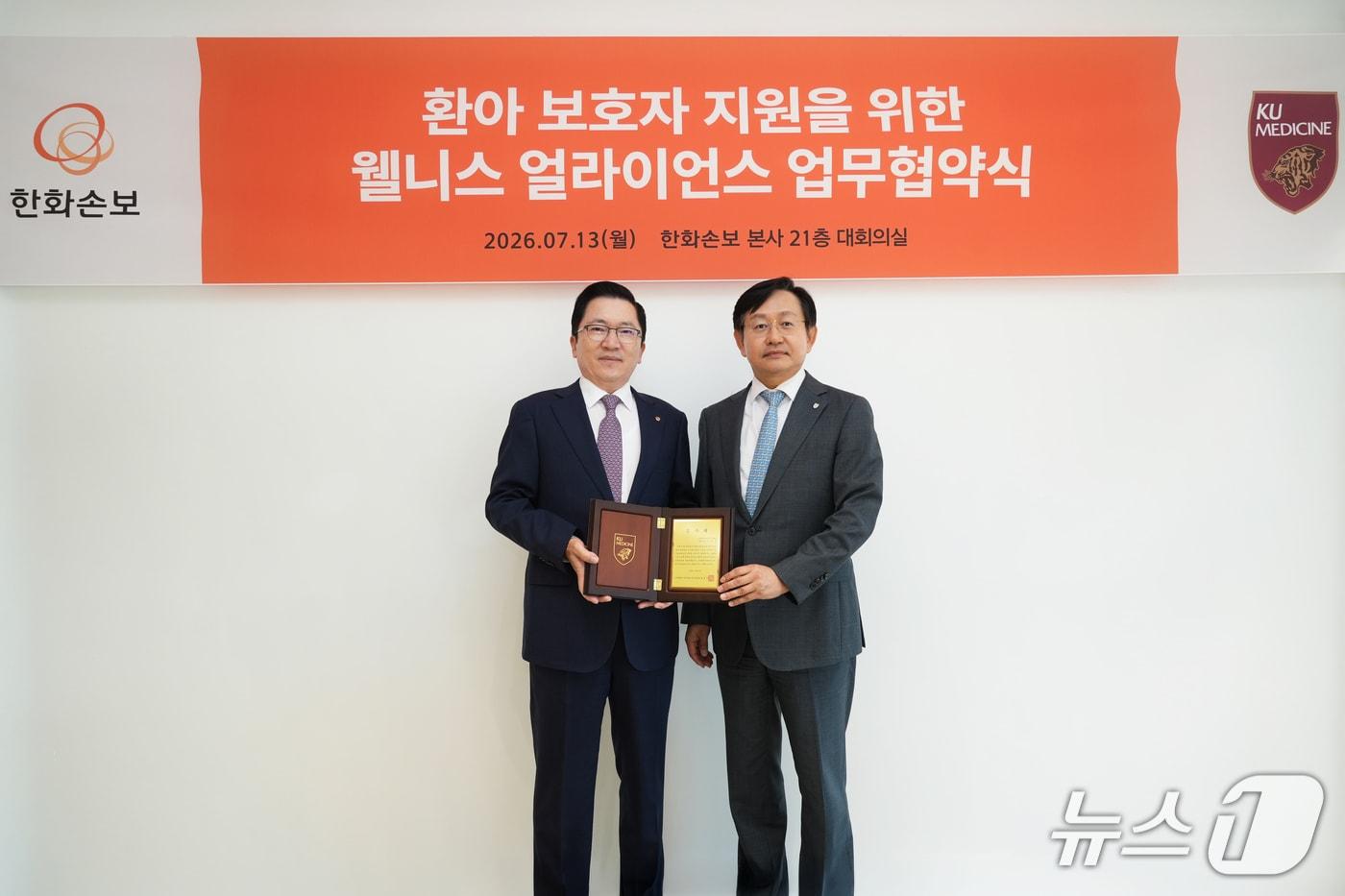 본문 이미지 - 한화손보는 13일 오후 여의도 본사 대회의실에서 고려대학교의료원과 ‘보호자 웰니스 얼라이언스’ 구축을 위한 업무협약을 체결했다. 나채범 한화손보 대표이사(왼쪽)과 윤을식 고려대학교 의무부총장 겸 의료원장이 협약식 후 기념촬영을 하고 있다./사진제공=한화손해보험