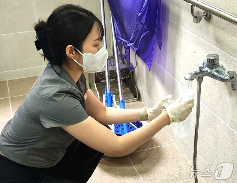 본문 이미지 -   레지오넬라증 검체 채취 장면.(영동군 제공. 재판매 및 DB금지)/뉴스1