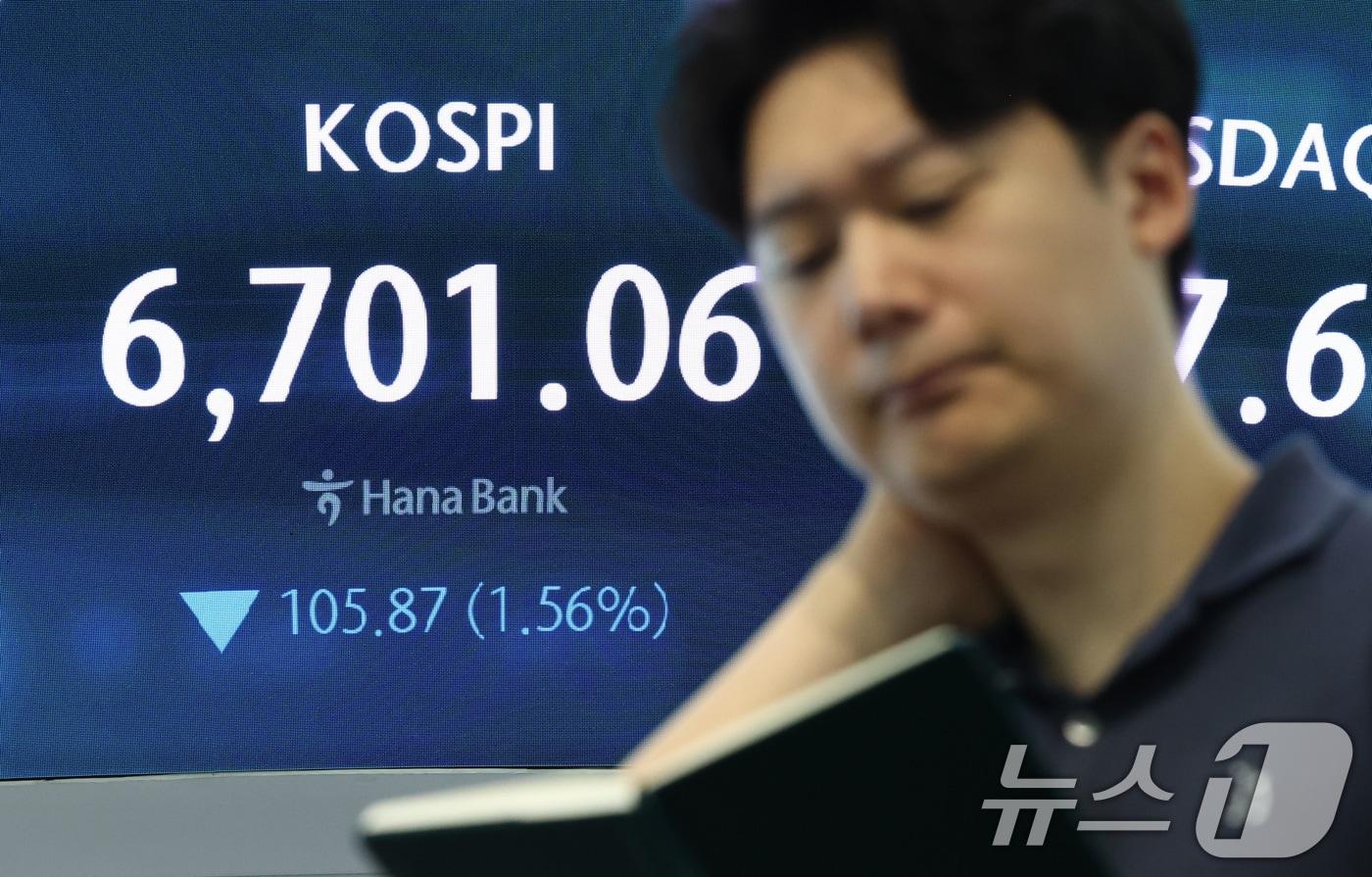 본문 이미지 - 14일 서울 중구 하나은행 본점 딜링룸 전광판에 코스피 시황이 표시되어 있다. 이날 코스피 지수는 전 거래일 대비 37.87포인트(0.56%) 하락한 6769.06, 코스닥 지수는 전 거래일 보다 2.20포인트(0.28%) 내린 797.16에 거래를 시작했다. 2026.7.14 ⓒ 뉴스1 최지환 기자