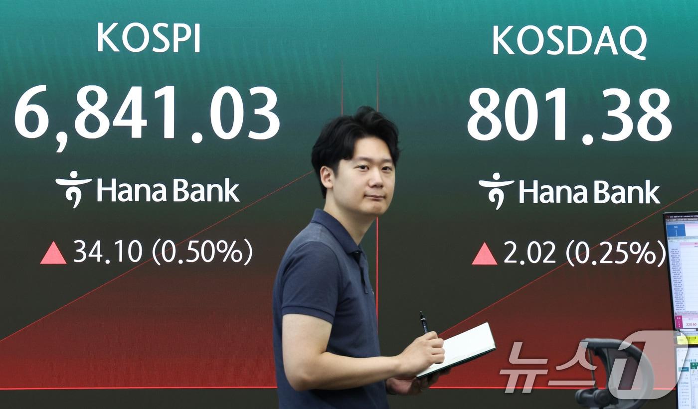 본문 이미지 - 14일 서울 중구 하나은행 본점 딜링룸 전광판에 코스피 시황이 표시되어 있다. 이날 코스피 지수는 전 거래일 대비 37.87포인트(0.56%) 하락한 6769.06, 코스닥 지수는 전 거래일 보다 2.20포인트(0.28%) 내린 797.16에 거래를 시작했다. 2026.7.14 ⓒ 뉴스1 최지환 기자