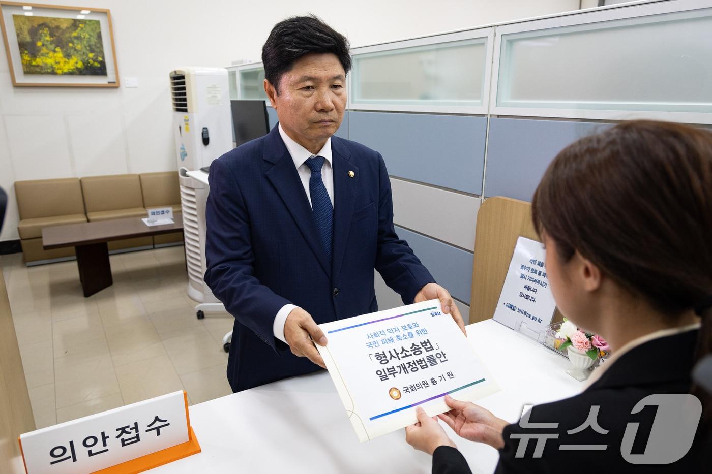 본문 이미지 - 홍기원 더불어민주당 의원이 14일 서울 여의도 국회 의안과에 보완수사권 일부 존치 내용을 담은 사회적 약자 보호와 국민 피해 축소를 위한 형사소송법 일부개정법률안을 제출하고 있다. ⓒ 뉴스1 유승관 기자