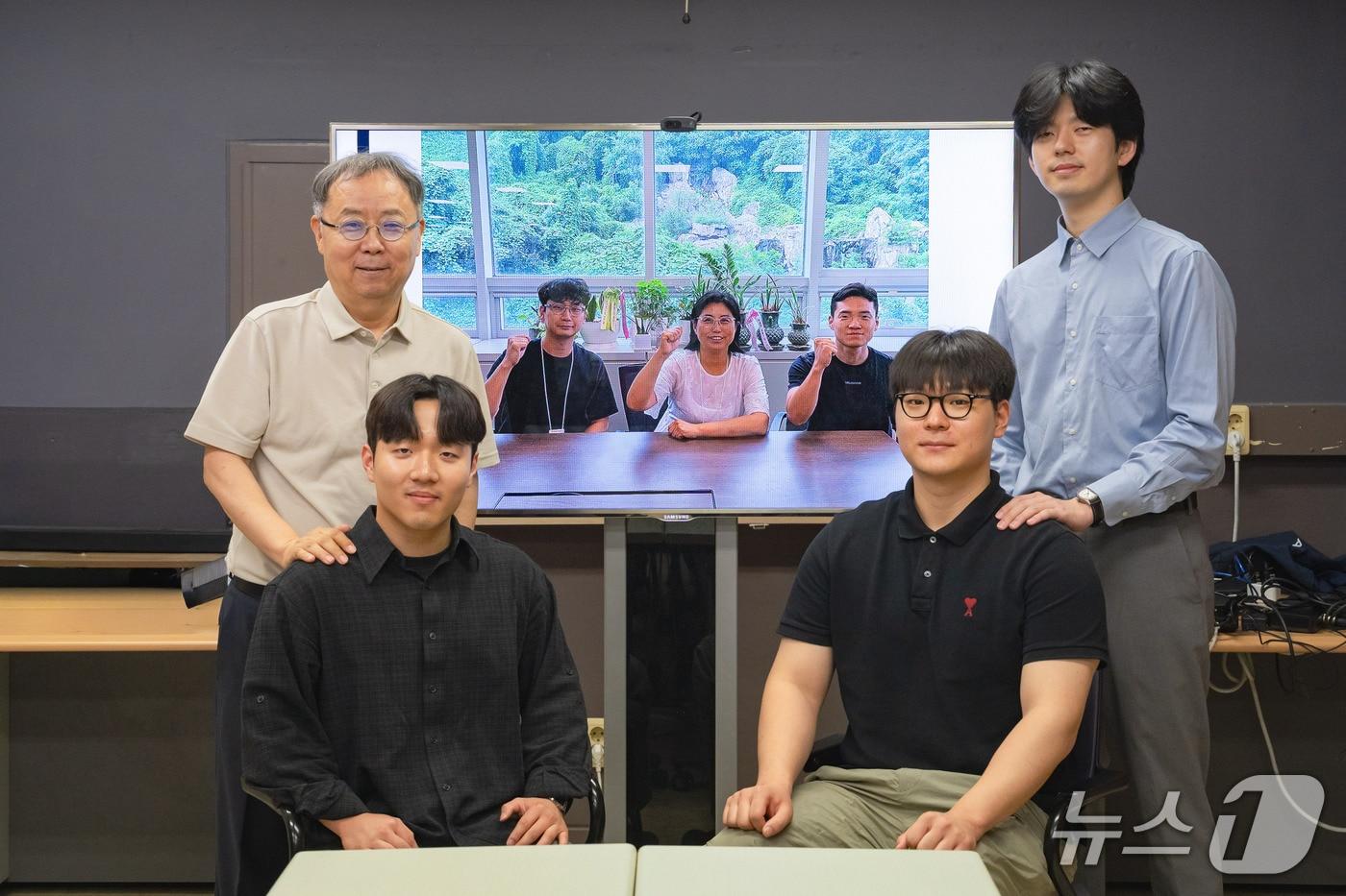 본문 이미지 - GIST-한화비전 공동연구팀 단체사진. (지스트 제공, 재판매 및 DB금지)/뉴스1 