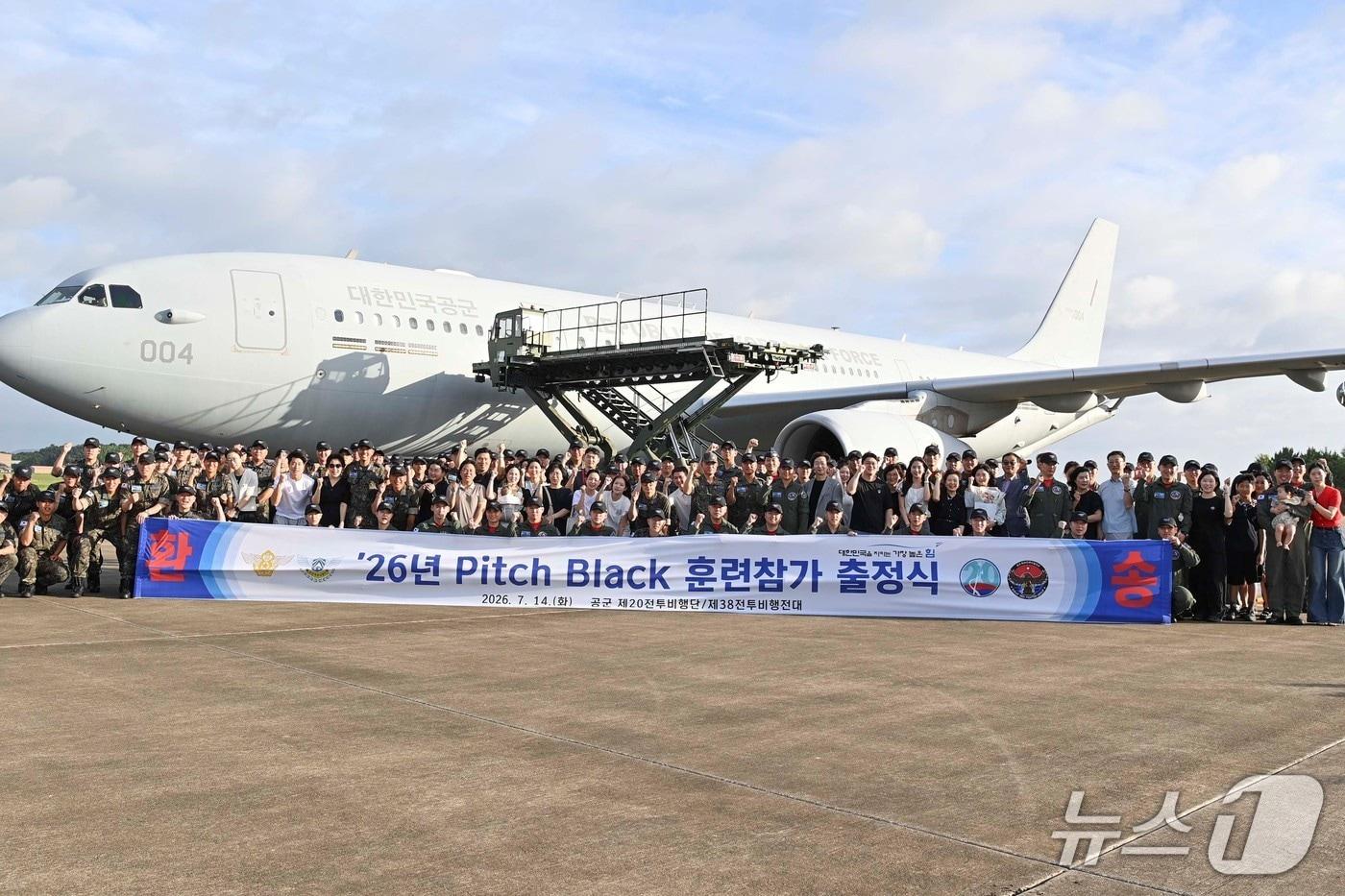 본문 이미지 - 호주왕립공군 주관으로 진행하는 연합공중훈련 '피치 블랙'에 참가하는 공군 훈련단이 14일 서산기지에서 출정식을 갖고 KC-330 다목적공중급유수송기를 배경으로 기념촬영하는 모습. 2026.7.14./ⓒ 뉴스1(공군 제공)