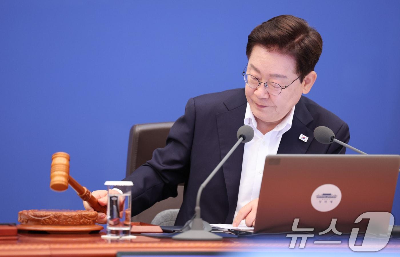 본문 이미지 - 이재명 대통령이  지난달14일 청와대에서 열린 국무회의에서 의사봉을 두드리고 있다. 2026.7.14 ⓒ 뉴스1 이재명 기자