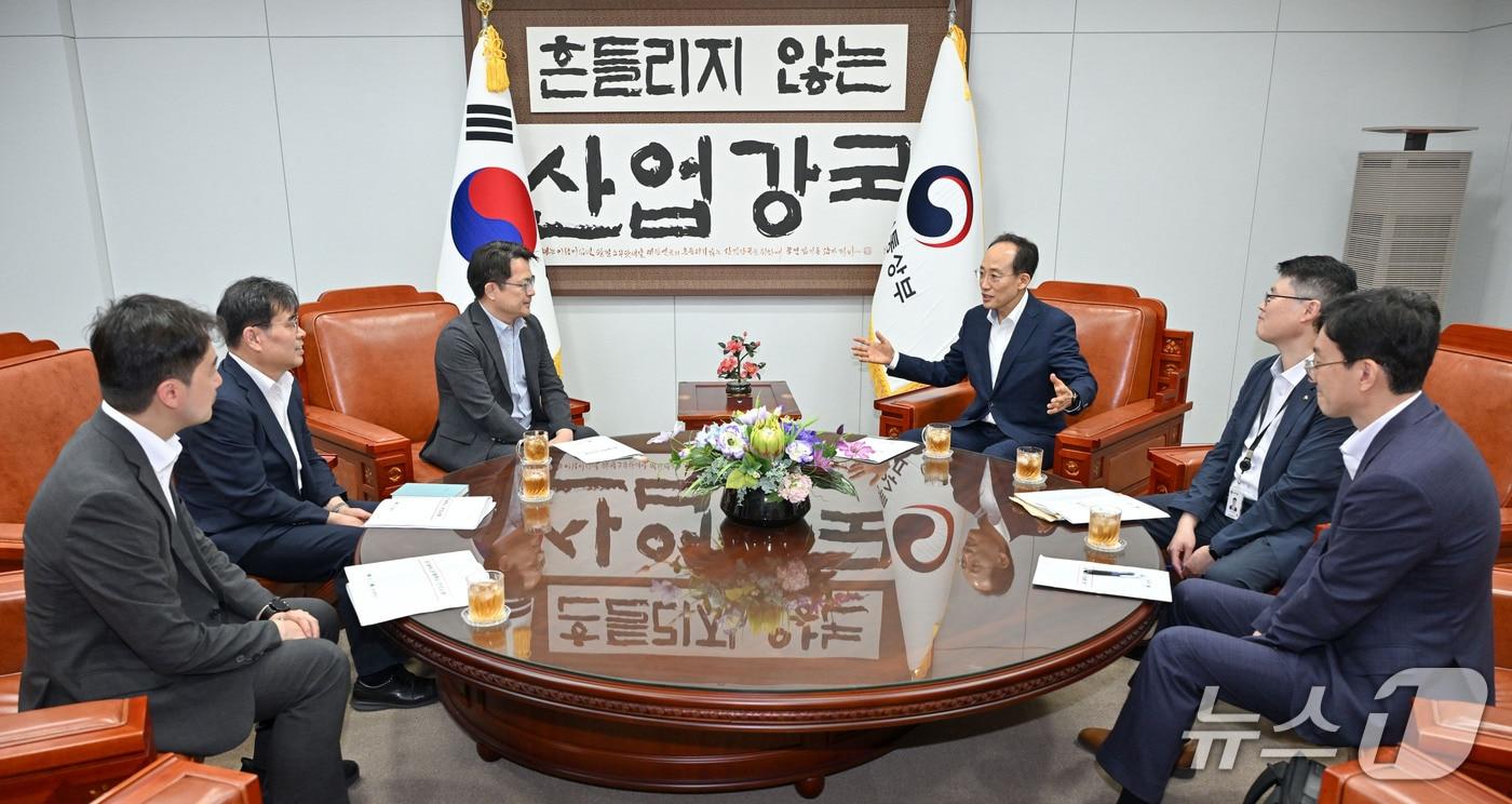 본문 이미지 - 추경호 대구시장이 13일 산업통상부 관계자들과 만나 지역 연안사업에 대한 정부 차원의 지원을 요청하고 있다. (대구시 제공. 재판매 및 DB 금지) 2026.7.13/뉴스1