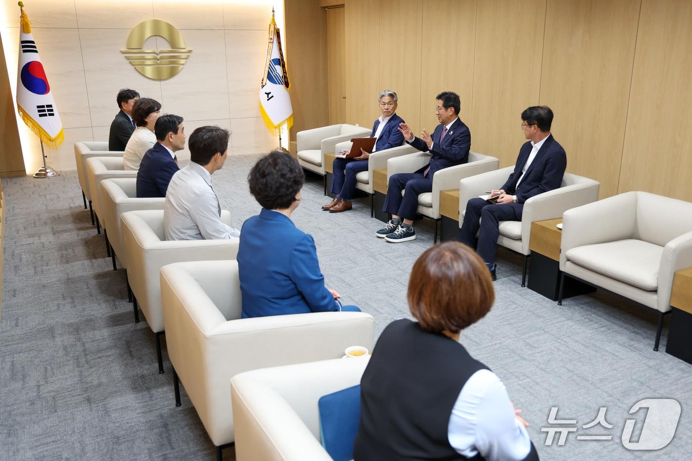 본문 이미지 - 김해시와 시의회 의장단이 지난 13일 시청 접견실에서 간담회를 갖고 있다.(김해시 제공. 재판매 및 DB금지)