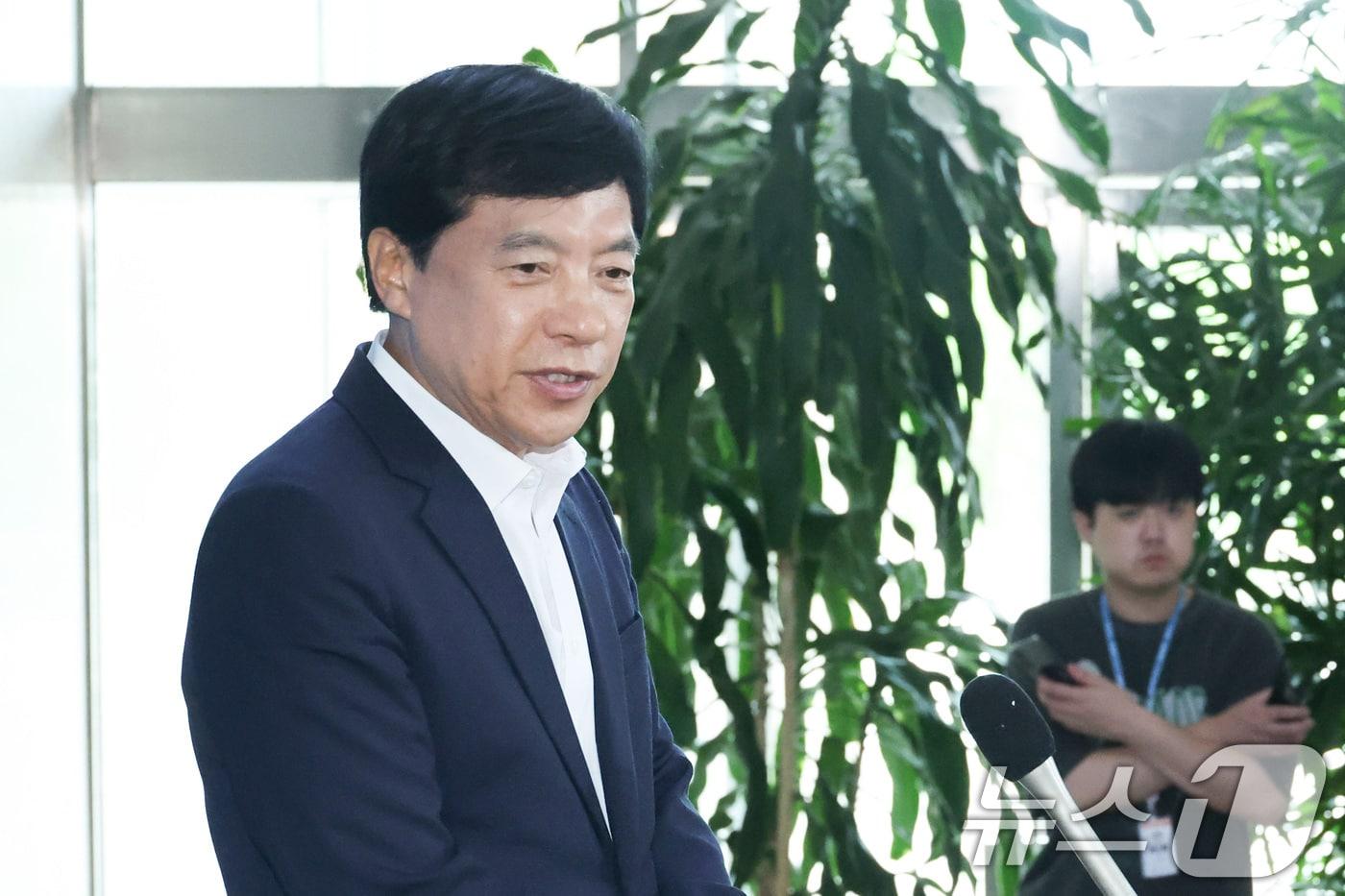 본문 이미지 - 이성윤 더불어민주당 최고위원이 14일 서울 여의도 국회에서 열린 비공개 최고위원회와 관련해 최고위원직 사퇴를 표명하고 있다. 2026.7.14 ⓒ 뉴스1 신웅수 기자