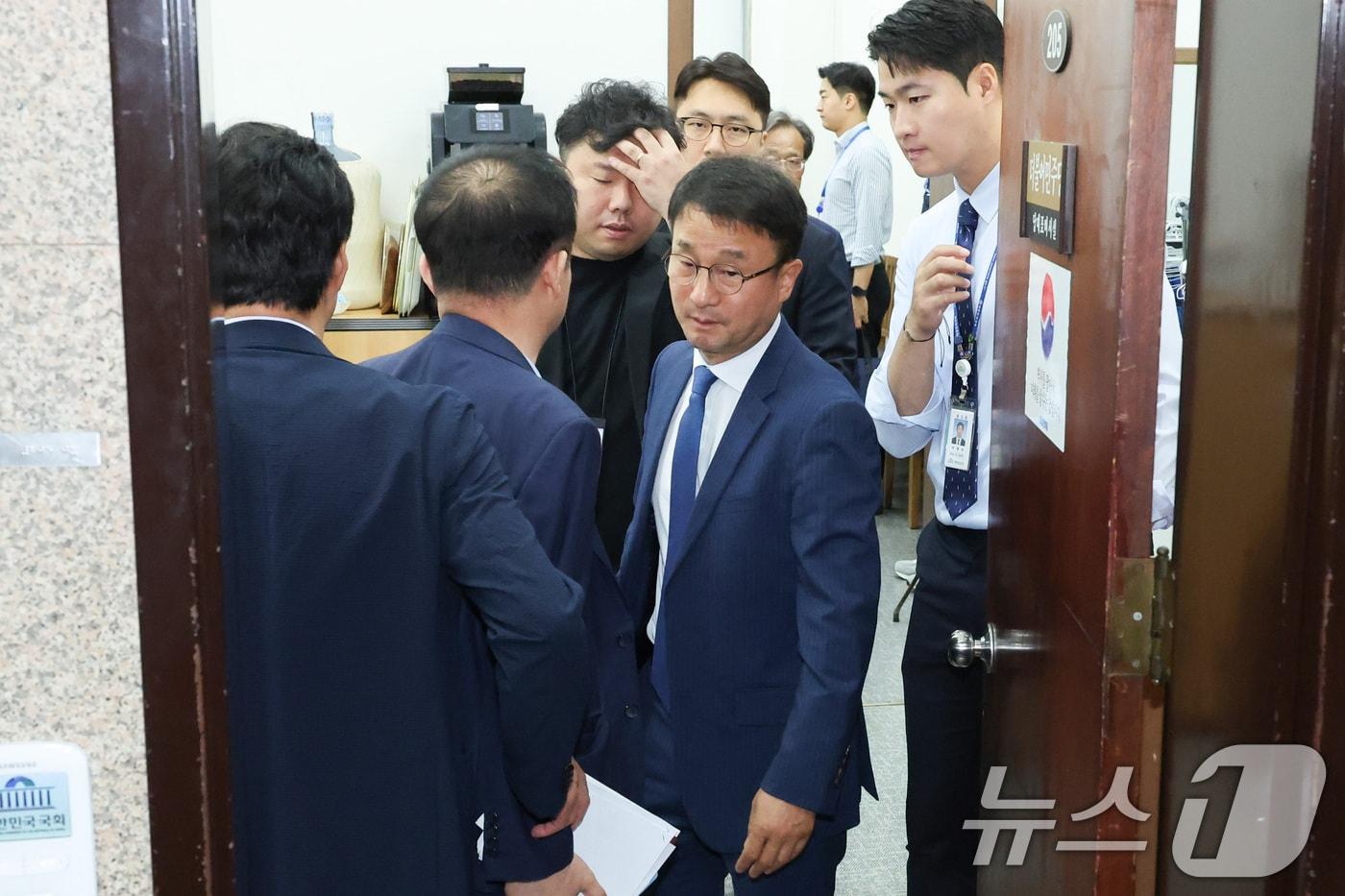 본문 이미지 - 한병도 더불어민주당 당대표 직무대행 겸 원내대표가 14일 서울 여의도 국회에서 열린 비공개 최고위원회를 마친 후 회의실을 나서고 있다. 2026.7.14 ⓒ 뉴스1 신웅수 기자