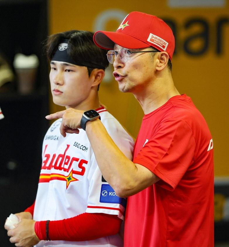 본문 이미지 - 최선호 SSG 랜더스 멘털코치(오른쪽). (SSG 랜더스 제공)