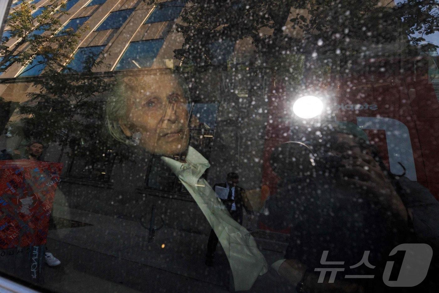 본문 이미지 - 지난 2023년 9월 26일(현지시간) 캐나다 온타리오주 토론토에서 캐나다·핀란드계 패션 거물 피터 나이가드가 경찰 차량 창문을 통해 보이는 가운데 법원을 떠나고 있다. 2023.09.26. ⓒ AFP=뉴스1