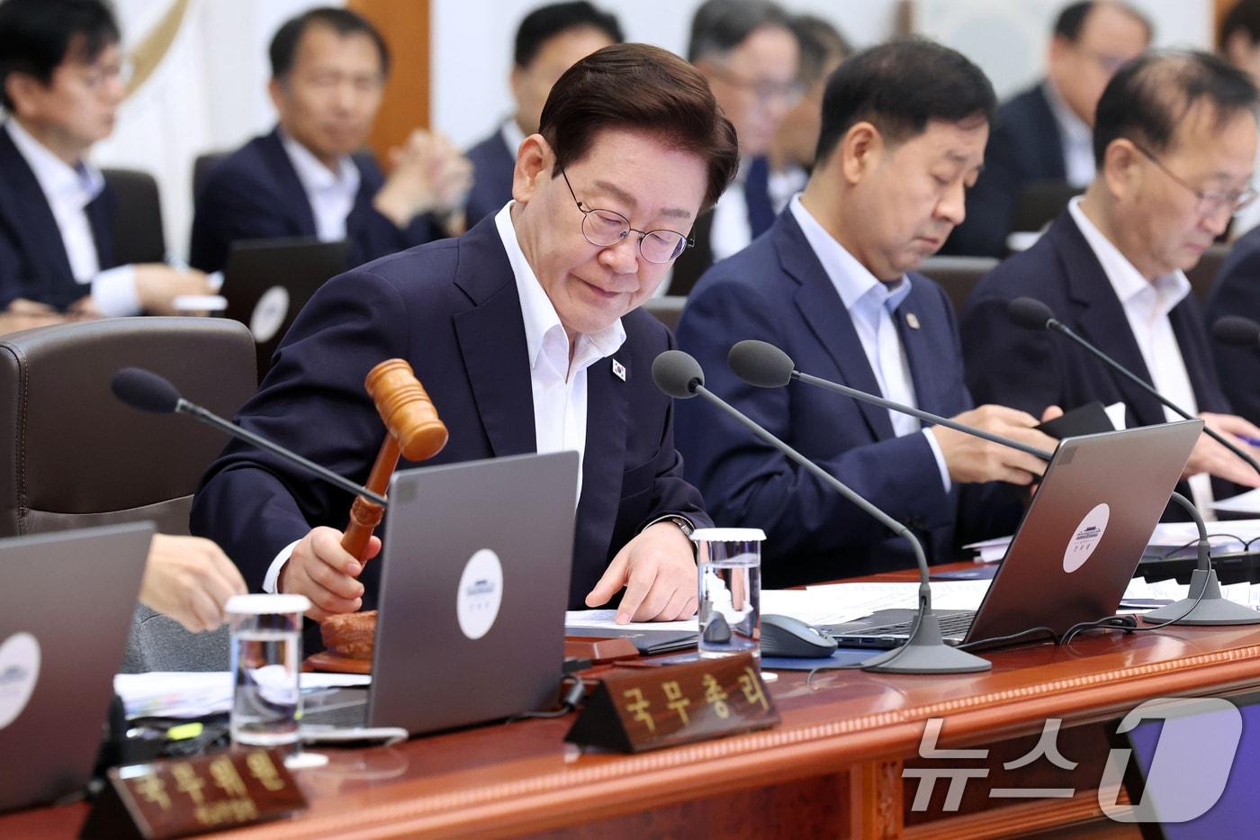 본문 이미지 - 이재명 대통령이 14일 청와대에서 열린 국무회의에서 의사봉을 두드리고 있다. 2026.7.14 ⓒ 뉴스1 이재명 기자