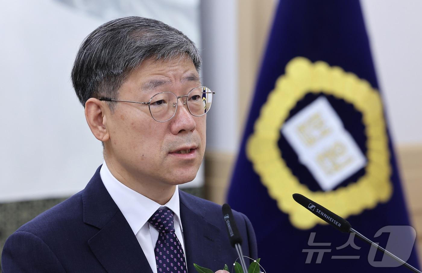 본문 이미지 - 노경필 신임 법원행정처장이 14일 서울 서초구 대법원에서 열린 제29대 법원행정처장 취임식에서 취임사를 하고 있다. 2026.7.14 ⓒ 뉴스1 김성진 기자