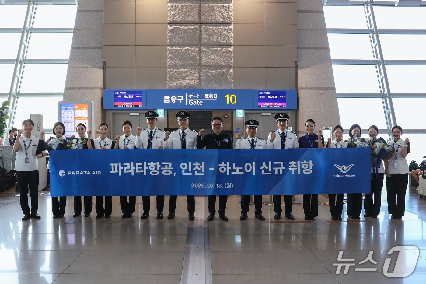 본문 이미지 - 13일 인천국제공항에서 진행된 파라타항공 인천-하노이 신규 취항식에서 윤철민 대표이사(가운데)와 임직원들이 기념 촬영을 하는 모습(파라타항공 제공). 2026.7.13.