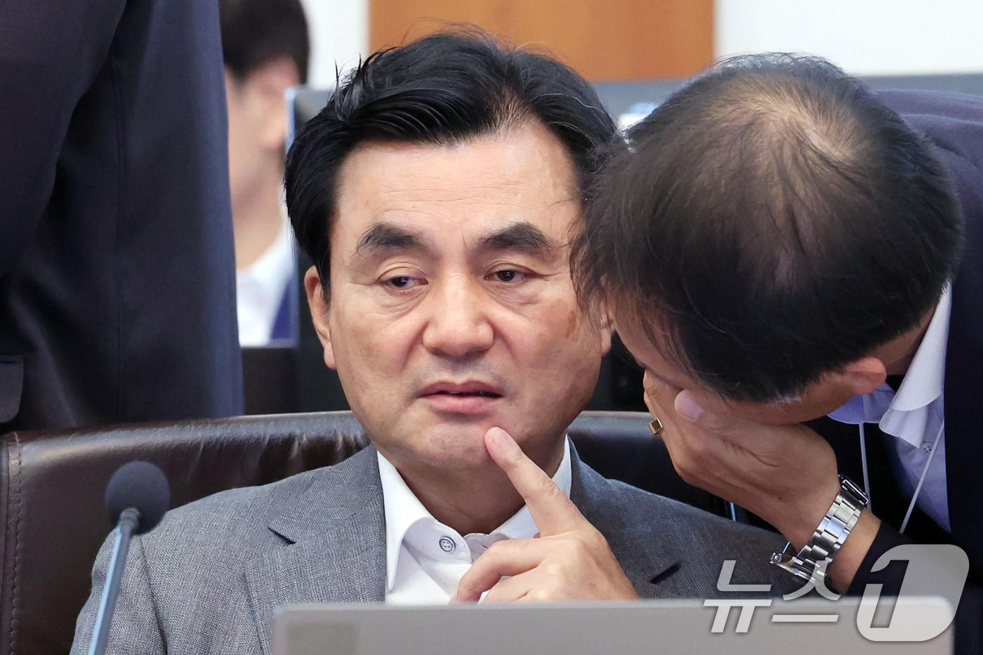 본문 이미지 - 안규백 국방부 장관이 14일 청와대에서 열린 국무회의에 참석해 송기호 국가안보실 제3차장과 대화하고 있다. 2026.7.14 ⓒ 뉴스1 이재명 기자
