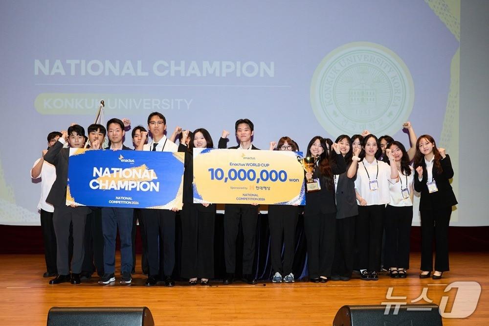 본문 이미지 - 현대해상이 후원하는 2026 ‘인액터스 코리아’ 국내대회가 지난 10일부터 이틀간 고려대학교 인촌기념관에서 개최되었다. 현대해상 정경선 CSO(앞줄 세번째)와 이날 대회에서 우승을 차지한 건국대학교 ‘네모의 꿈’ 팀이 함께 기념촬영을 하고 있다./사진제공=현대해상