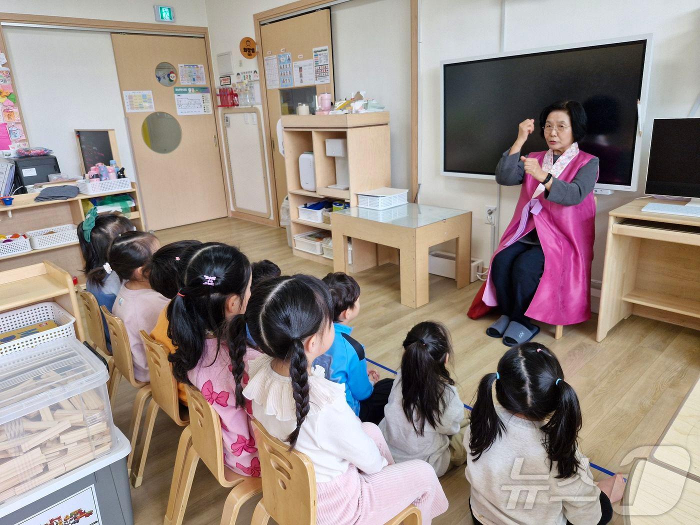 본문 이미지 - 문화체육관광부(장관 최휘영)가 주최하고 한국국학진흥원(원장 정종섭)이 주관하는 ‘아름다운 이야기할머니’ 사업의 2026년 하반기 심화교육이 7월 14일부터 8월 6일까지 전국 7개 권역에서 순차적으로 개최된다. /뉴스1