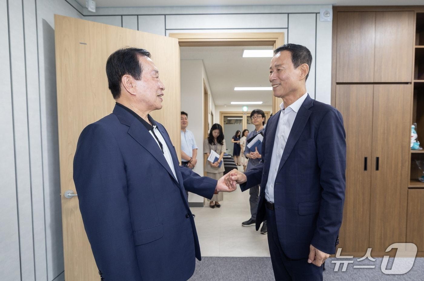 본문 이미지 - 최정호 전북익산시장(오른쪽)이 윤여웅 제일건설 회장(왼쪽)과 악수를 하고 있다.(익산시 제공. 재판매 및 DB 금지)