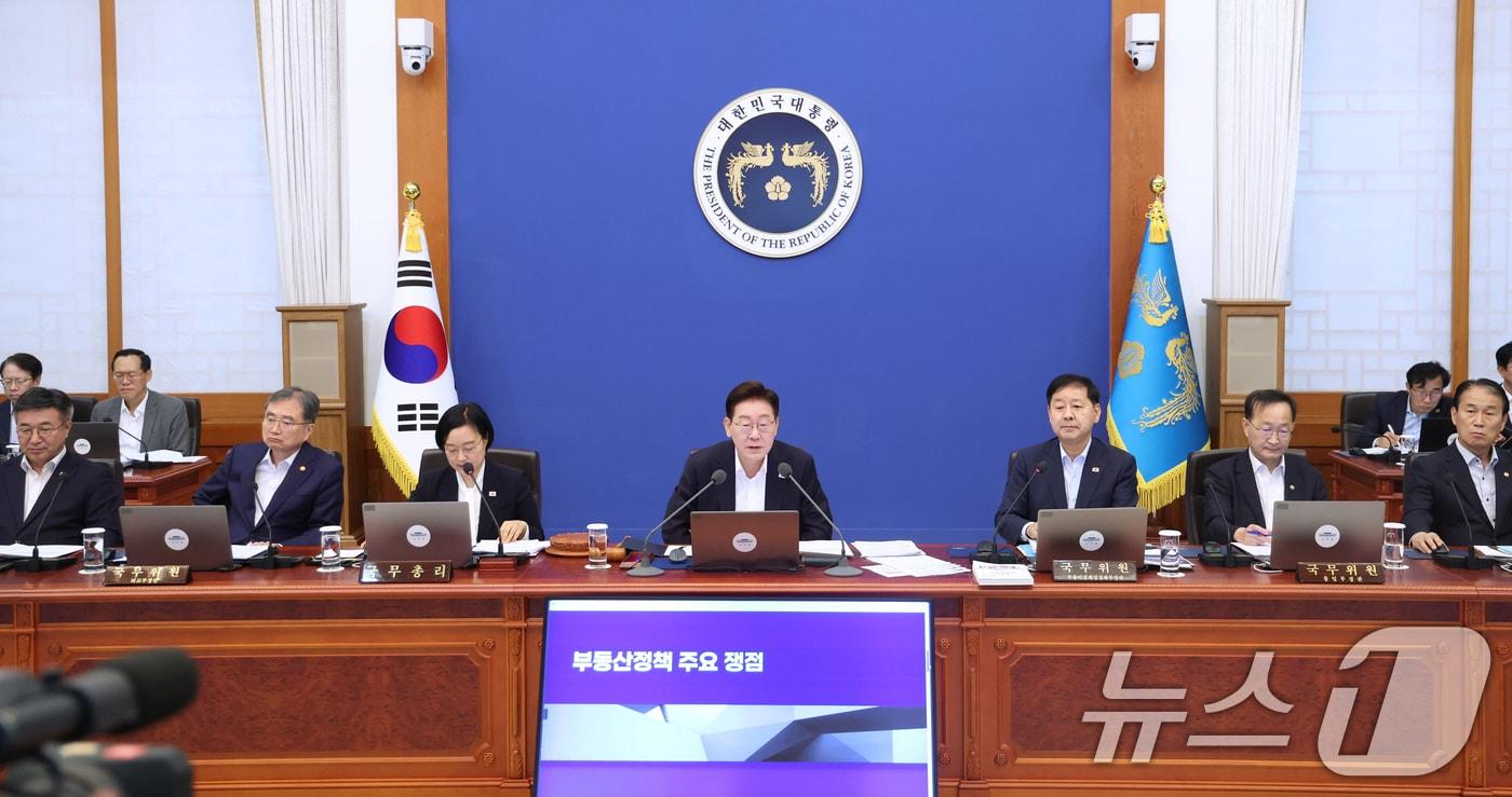 본문 이미지 - 이재명 대통령이 14일 청와대에서 열린 국무회의에서 발언하고 있다. 2026.7.14 ⓒ 뉴스1 이재명 기자